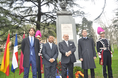 From left to right: Gonzalo Ortiz Lázaro; Juan Cuevas; ambassador César Medina Abreu and Álvaro Ballarín, in front of memorial to Juan Pablo Duarte.
