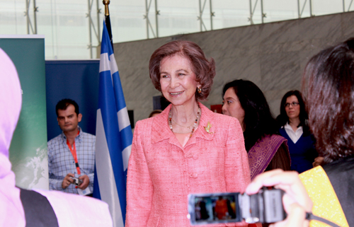 Su Majestad la Reina Doña Sofía, presidenta de Honor de AIDE, se mostró muy interesada y atenta con todo lo que ofrecían los diferentes stands de cada país. En esta foto saluda a dos pequeños representantes de la Embajada de Japón.