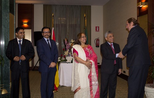 Bangladesh ambassador, beside his wife, greets Paz y Cooperación Foundation president, Joaquín Antuña.