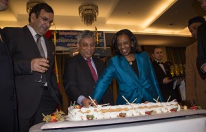El embajador de Bangladesh, Ikhtiar M. Chowdhury, y la embajadora de Sudáfrica, Fikile Sylvia Magubaneen, cortan la tarta por el aniversario de la Independencia del país asiático, , Mohammed Haneche.