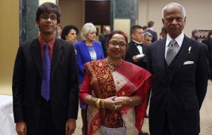 Left to right: Alvvya Chowdhury; Begur Rokeya y el periodista Chaklader M. Alam.