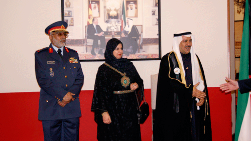 El embajador de Kuwait en España recibe a los asistentes a la recepción acompañado de su esposa.