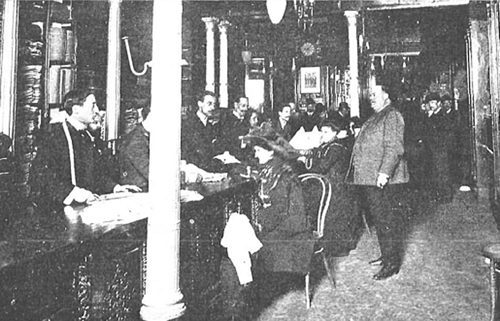 Interior view of the great tailor’s shop «El Corte Inglés», Madrid, published in “Nuevo Mundo” on 28 April 1904. Unknown photographer./ Picture: Licensed by Public domain via Wikimedia Commons.