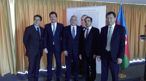 Azerbaiyano con embajadores