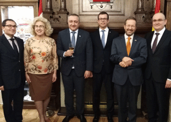 Los embajadores de Eslovaquia, Polonia, Países Bajos y Estonia y el presidente del Centro Riojano acompañan al embajador de Georgia, Ilia Giorgadze. Foto: JDL.