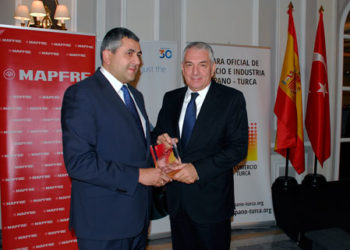 El secretario general de la OMT, Zurab Pololikashvili, hace entrega de la distinción al embajador Ömer Önhon./ Fotos: AR