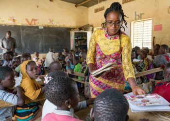 Una profesora en un colegio de Burkina Faso./ Foto: AME/Kelley Lynch