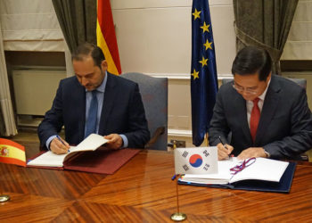 El ministro de Fomento y el embajador de Corea del Sur, durante la firma del Acuerdo.