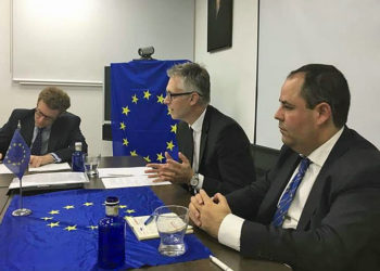 El embajador austriaco, durante su intervención, con el presidente de Paneuropa Juventud, Carlos Uriarte a la derecha.