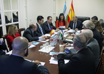 Los expertos reunidos con el embajador Jakhongir Ganiev. / Foto: Embajada de Uzbekistán