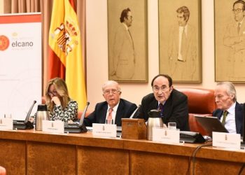 The three former ministers with Lamo de Espinosa. / Photo: Real Instituto Elcano.