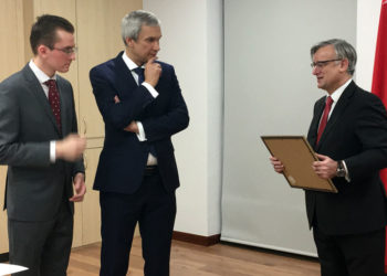 El ex embajador de España ante Bielorrusia, Ignacio Ybáñez, agradece al embajador Pavel Latushka la distinción concedida./ Foto: AR
