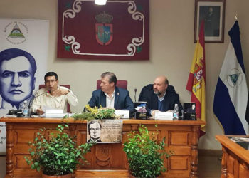 El embajador Carlos Midence, durante su intevención, con el alcalde de Valdefuentes, Álvaro Arias, y el presidente de la editorial Sial Pigmalión, Basilio Rodríguez.