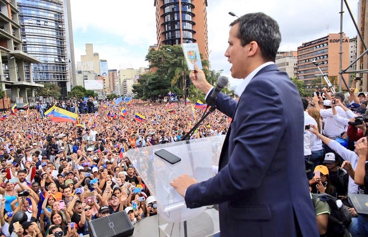 Juan Guaidó se dirige a los manifestantes./ Foto: @jguaido