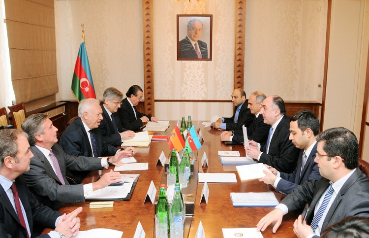 Margallo frente a Mammadyarov durante su visita a Bakú./ Foto: azertag.az