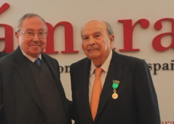 Bonet y Rengifo tras la entrega de la medalla./ Foto: Cámara de España