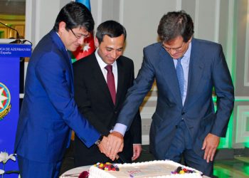 El presidente del Comité para la Diáspora de Azerbaiyán y el subdirector general del MAEC para Asia Central cortan la tarta conmemorativa con el embajador Anar Maharramov.