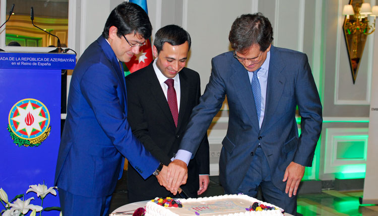 El presidente del Comité para la Diáspora de Azerbaiyán y el subdirector general del MAEC para Asia Central cortan la tarta conmemorativa con el embajador Anar Maharramov.