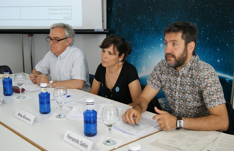 Jesús Ruiz-Huerta, director del Laboratorio de Alternativas, junto a Álvaro y Sabín/. Foto: Alternativas