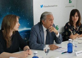 López Garrido entre Elsa Aimé e Itxaso Domínguez./ Foto: Alternativas