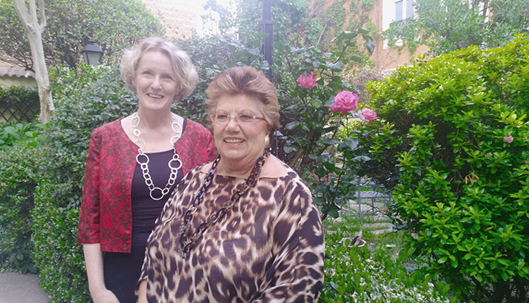La embajadora de Irlanda, Síle Maguire, y la autora del libro ‘La Clave Embassy’, Patricia Martínez de Vicente. /Foto: JDL.