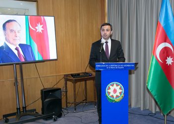 El embajador azerbaiyano, Anar Maharramov, gló la figura del líder nacional Heydar Aliyev.