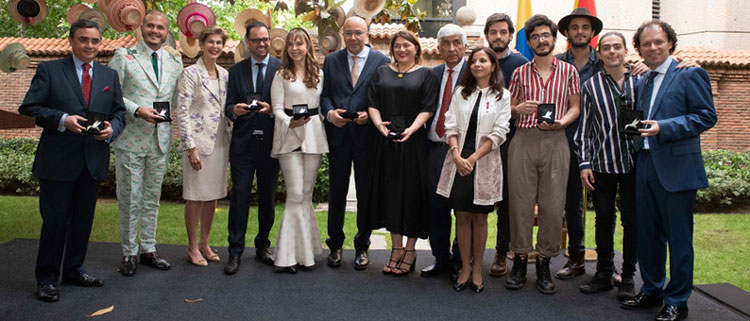 Los condecorados posaron junto a la embajadora colombiana, Carolina Barco Isakson. /Foto: Embajada de Colombia.