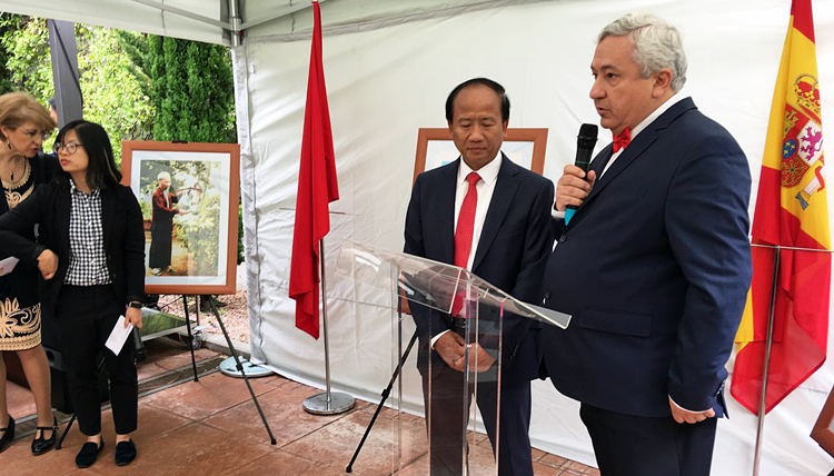 El presidente de la Asociación ‘Puente con Vietnam’ se dirige a los invitados en presencia del embajador de Vietnam./ Foto: AR