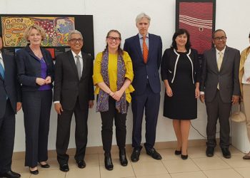 La embajadora Julie-Ann Guivarra estuvo acompañada por los embajadores de Corea del Sur, Irlanda, Indonesia, Eslovenia y Tailandia, junto con su esposa, y el presidente ejecutivo de la Academia de la Diplomacia, Santiago Velo.