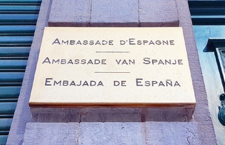 Signboard on the facade of the Embassy./ Photo: MAEC