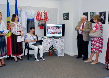 La embajadora Violeta Agrici y los invitados, durante la proyección del video sobre la tradición de la IA./ Foto: AR