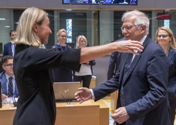 Mogherini saluda efusivamente a su presumible sucesor./ Foto: European Union