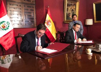 El momento de la firma./ Foto: Instituto Cervantes
