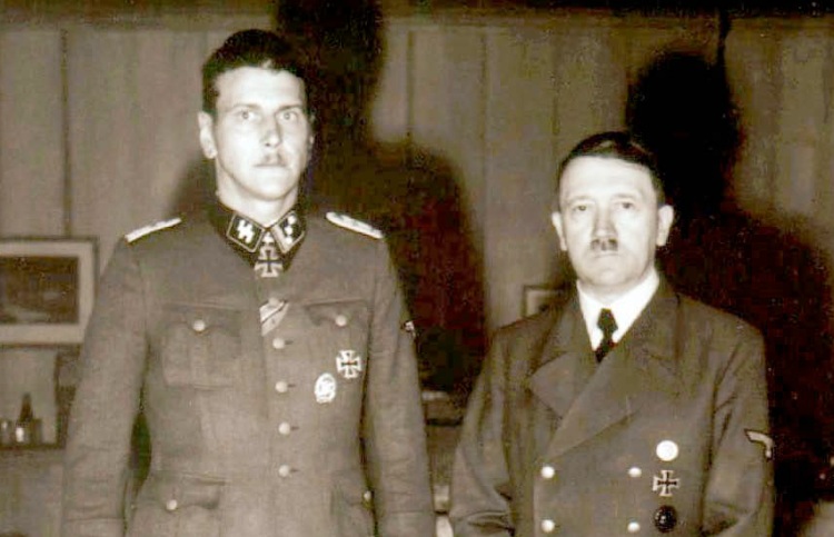 Otto Skorzeny y Adolf Hitler.
