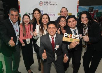 Los galardonados celebran la concesión del premio./ Foto: Telefónica del Perú