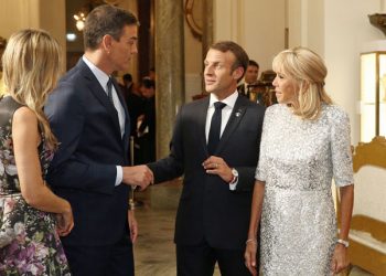 Pedro Sánchez y su mujer Begoña Gómez, son recibidos por Emmanuelle Macron y su mujer Brigitte Macron./ Foto: Pool Moncloa