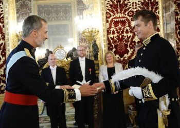 El Rey recibe la Carta Credencial de manos del embajador del Reino Unido, Hugh Elliott. / Foto: Casa de SM el Rey