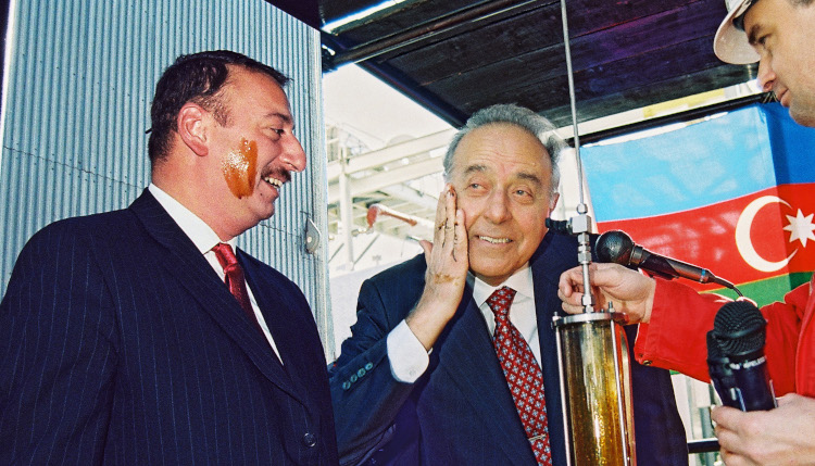 El líder Nacional de Azerbaiyán, Heydar Aliyev, en la ceremonia de la primera extracción del petróleo en el marco del “Contrato del Siglo” el 12 de noviembre de 1997 en Bakú.