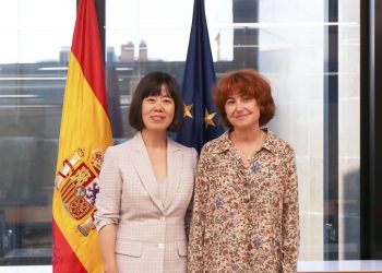 Xin Wang  y María Peña tras la firma. / Foto: ICEX