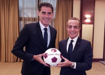 El embajador Mohammed Al Kuwari y el exfutbolista y entrenador español Fernando Hierro sostienen el balón oficial del Mundial de Fútbol 2022.