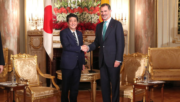 Don Felipe greets the Japanese Prime Minister, Shinzo Abe