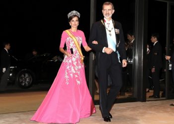 Los Reyes llegan al Palacio Imperial para asistir a la cena de gala. / Foto: Casa Real