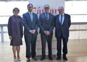 La directora y el presidente de la Cámara de España con representantes del Banco Mundial. / Foto: Cámara