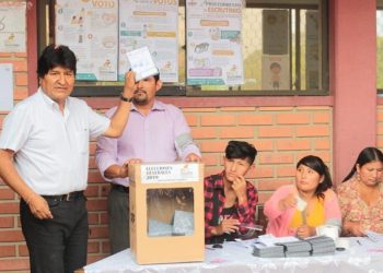 Evo Morales depositando su voto. / Foto: @evoespueblo