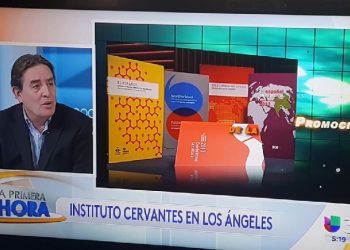García Montero entrevistado por la cadena de TV hispana estadounidense Univisión. / Foto: @InstCervantes
