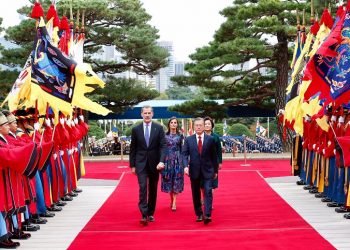 Los Reyes se dirigen a la Casa Azul acompañados por la pareja presidencial. / Foto: Casa Real