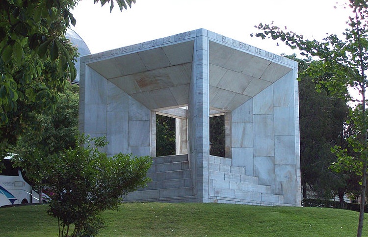 Constitution Monument in Madrid / Photo: Luis García (Zaqarbal) - CC BY-SA 3.0, commons.wikimedia