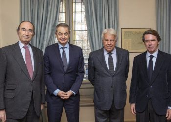 Lamo de Espinosa con Zapatero, González y Aznar. / Foto: RIE