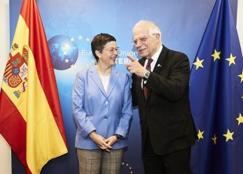 González Laya conversa con Borrell antes del Consejo. / Foto: https://www.consilium.europa.eu/