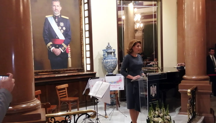 La embajadora rumana, Gabriela Dancau, se dirigió a los asistentes ante un imponente retrato de Su Majestad el Rey Felipe VI.